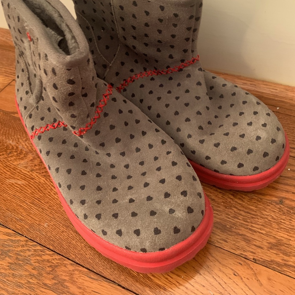 UGG Short Women's Gray/Red Heart Boots